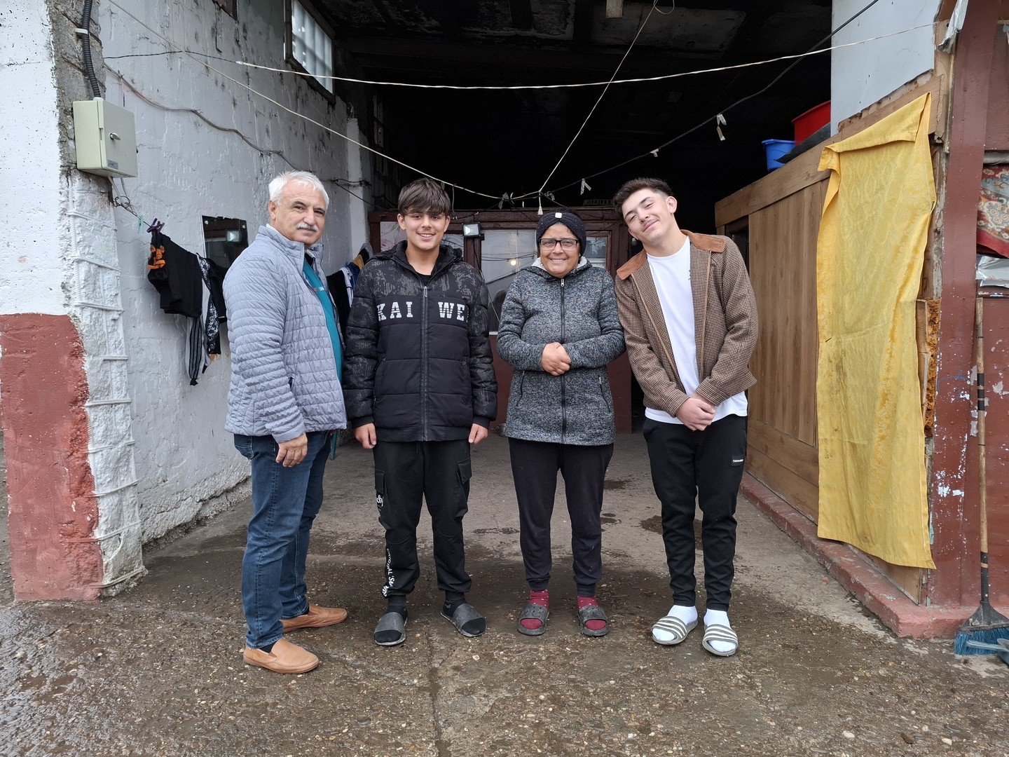 The Mission Without Borders coordinator with a mother and her two sons.